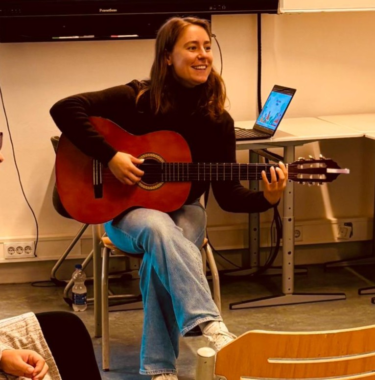 Larissa de Jong met gitaar