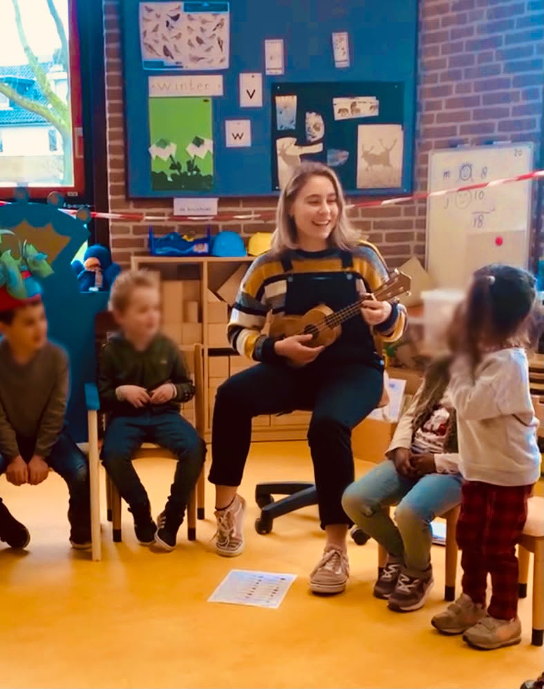 Muziekdocent Larissa maakt samen met kinderen muziek